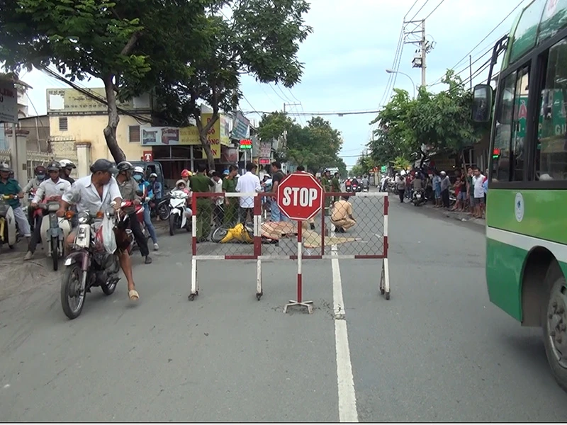 Hiện trường được phong tỏa khiến giao thông ùn ứ lúc sáng sớm